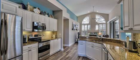 雪櫃、微波爐、焗爐、爐具