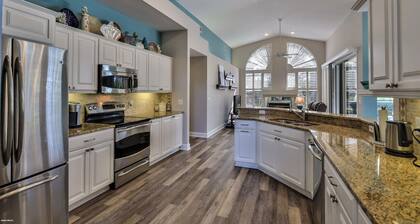 Privacy, Pool & Serenity. 3BD 3BA, 10 min to Daytona beach. Fly-In Community.