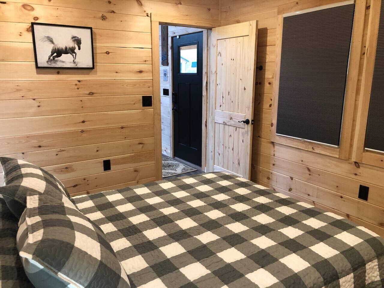 2 bedrooms, desk, WiFi, bed sheets