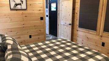 2 bedrooms, desk, WiFi, bed sheets