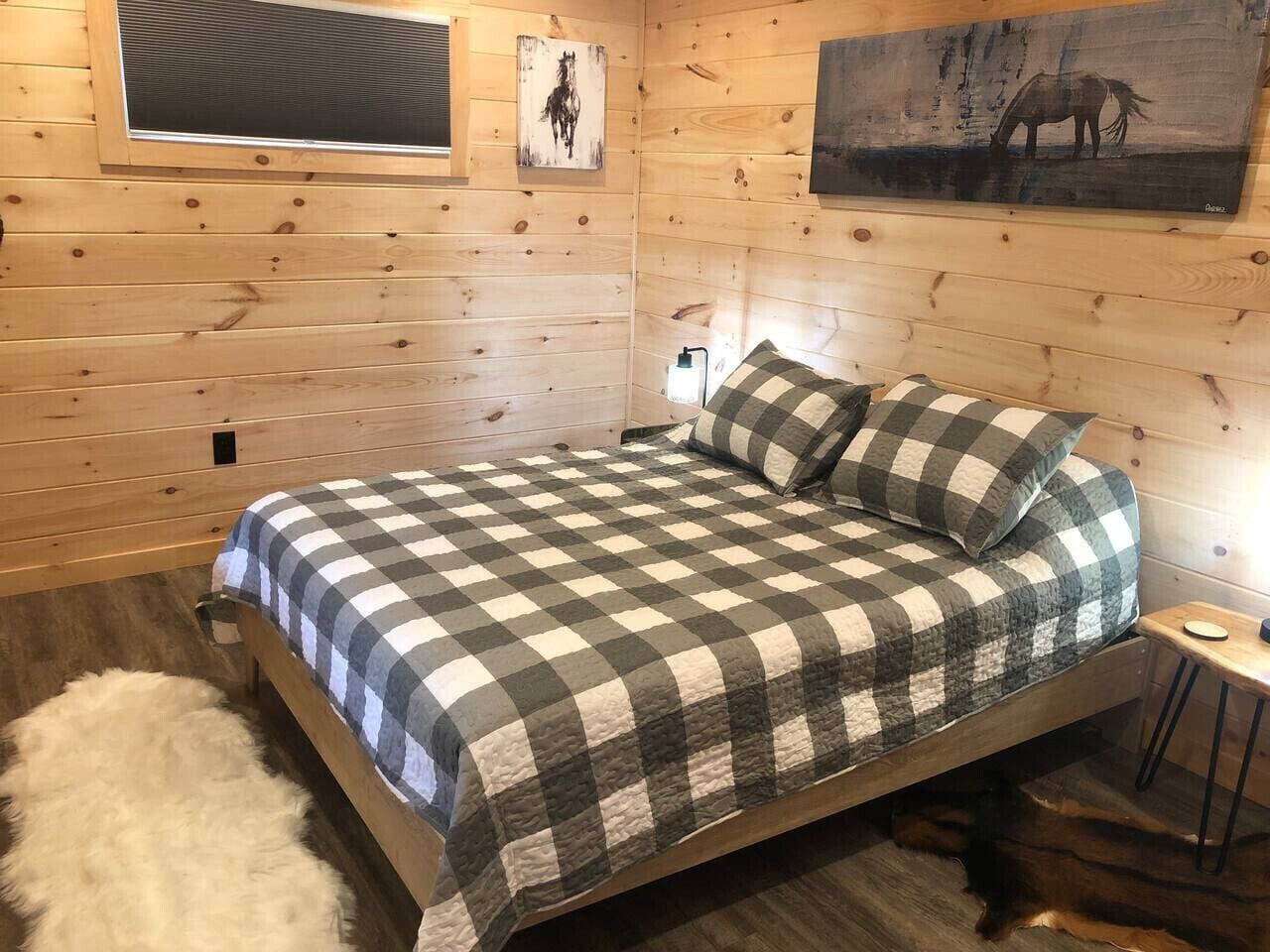 2 bedrooms, desk, WiFi, bed sheets