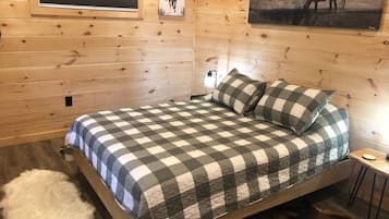 2 bedrooms, desk, WiFi, bed sheets