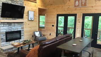 Televisión y chimenea