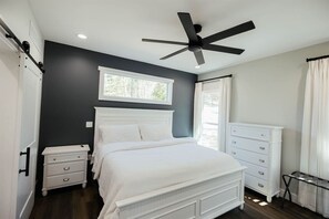 3 bedrooms, desk, WiFi, bed sheets