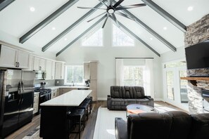 Kylskåp, mikrovågsugn, ugn och spishäll