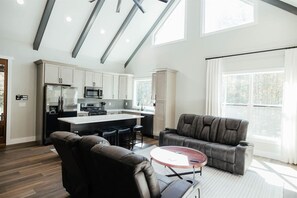 Een televisie en een open haard