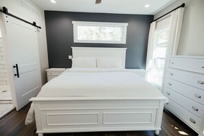 3 bedrooms, desk, WiFi, bed sheets