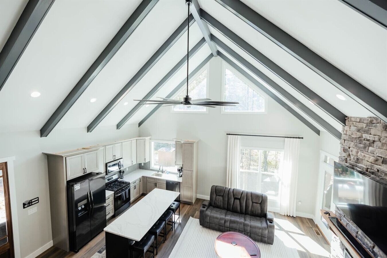 Een televisie en een open haard