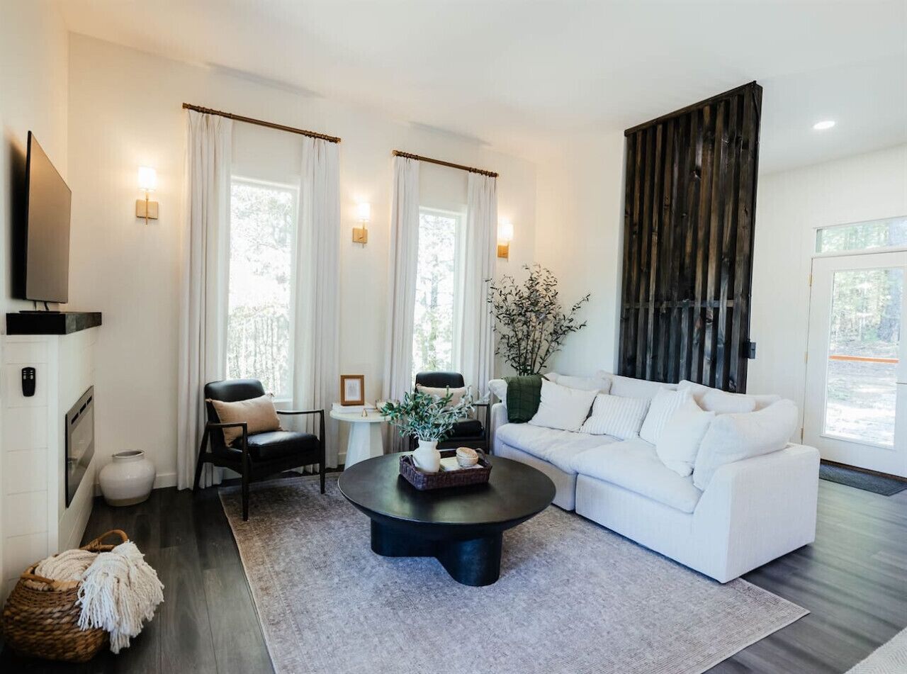 Fernseher, Kamin, Tischfußball, Tischtennisplatte