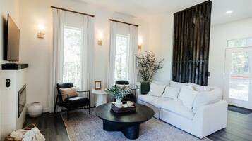 TV, caminetto, tavolo da calcetto, tavolo da ping pong