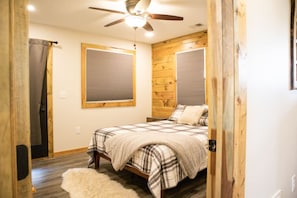 3 bedrooms, desk, WiFi, bed sheets - Red River Gorge Lazy Squirrel Hottub Firepit Wi-Fi (Campton)