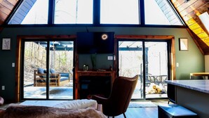 Una habitación acogedora con un tragaluz grande, una cama cómoda, un escritorio con silla y vistas al exterior.