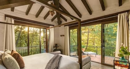 A paradise of comfort between the Sierra Madre forest and Lake Juanacatlan.
