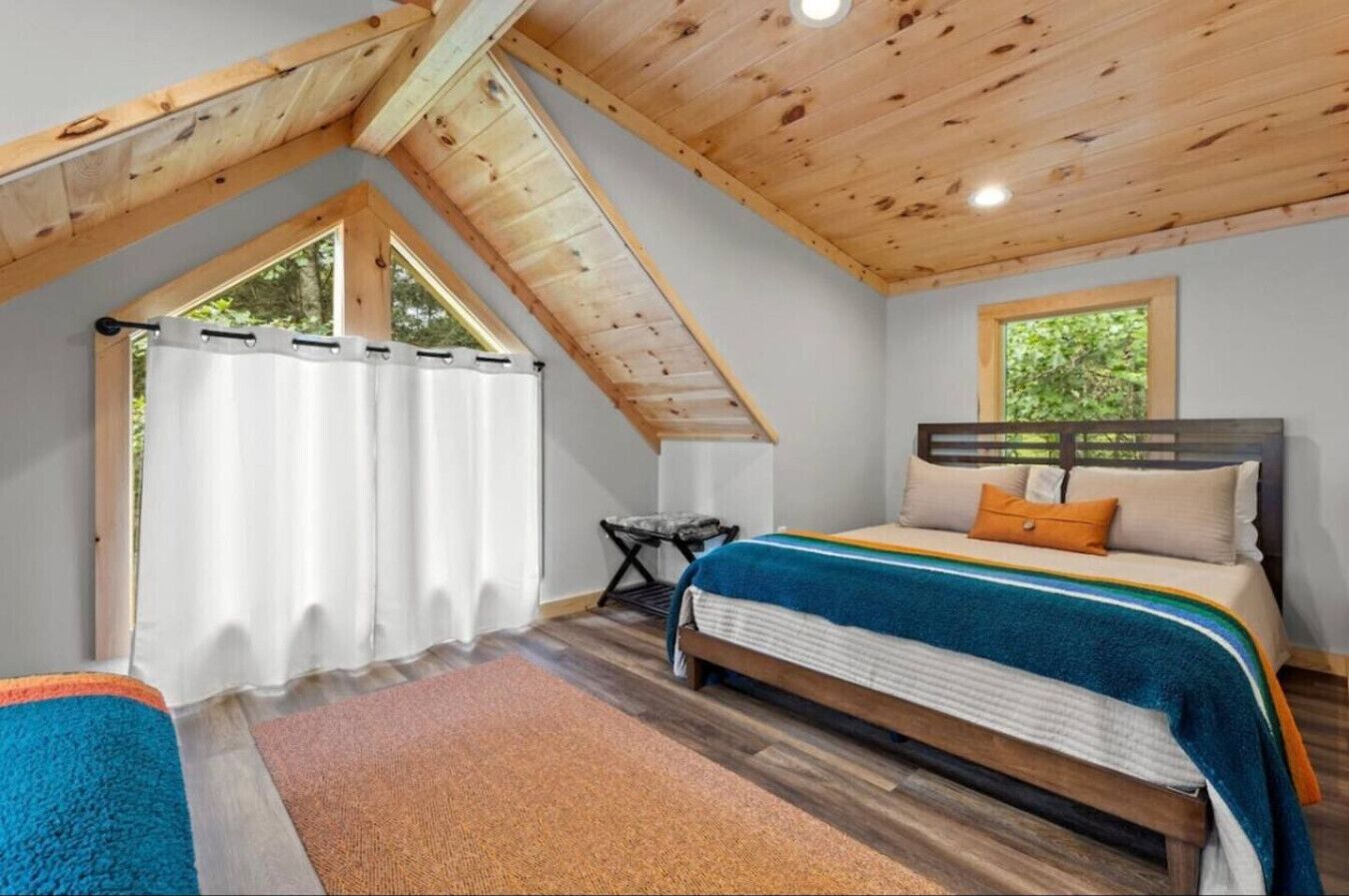 2 soverom, skrivebord, strykejern/-brett og wi-fi