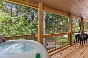 Outdoor spa tub