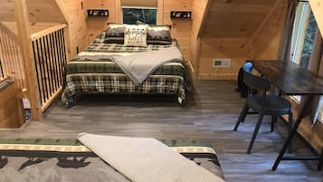 2 bedrooms, desk, WiFi, bed sheets