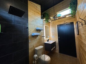 Een douche, handdoeken
