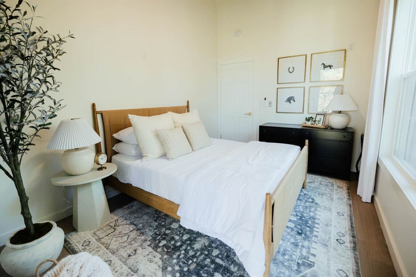 2 bedrooms, desk, WiFi, bed sheets