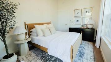 2 bedrooms, desk, WiFi, bed sheets