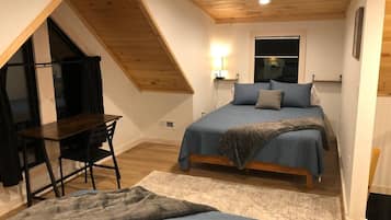 2 bedrooms, desk, WiFi, bed sheets