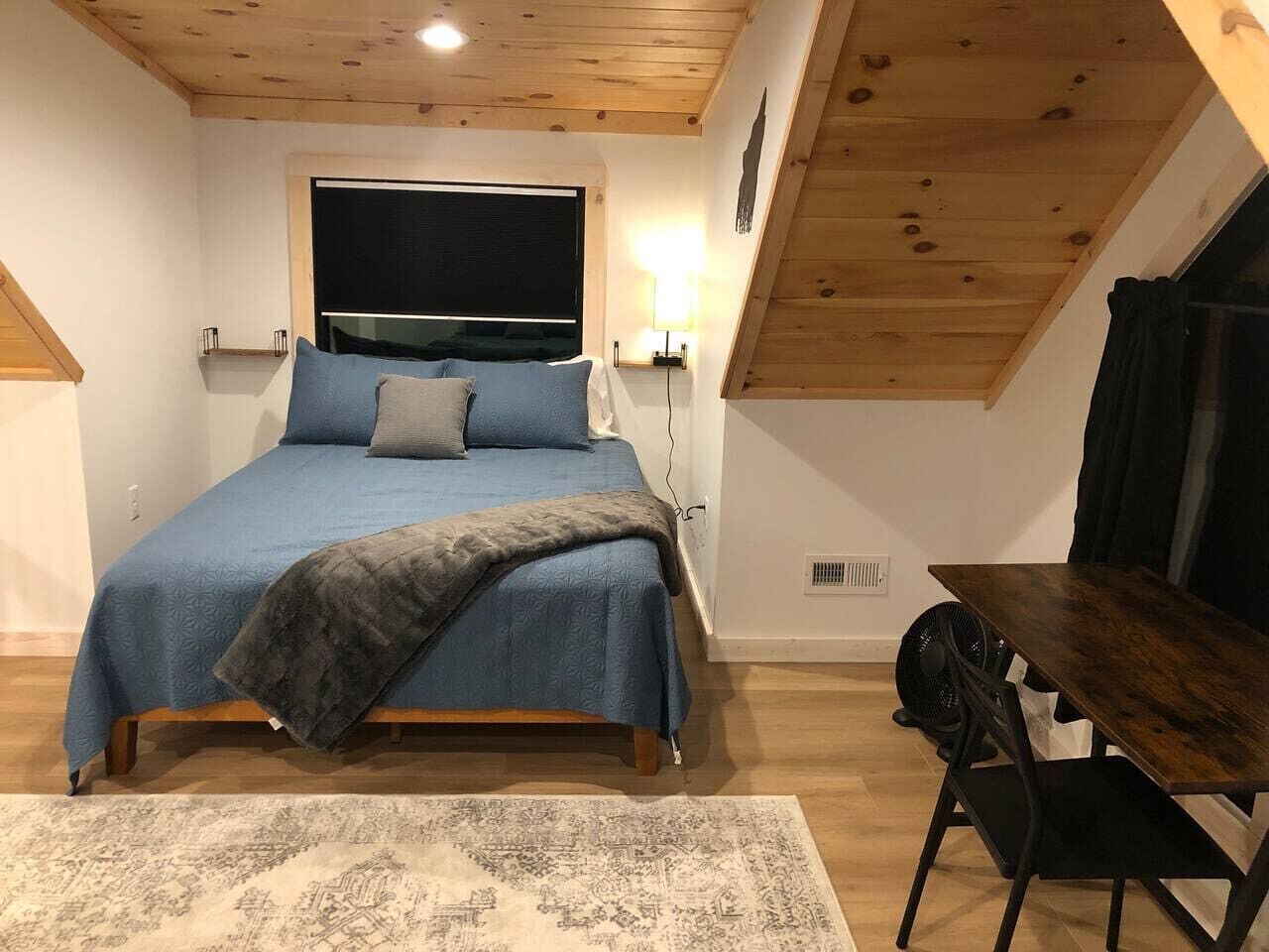 2 bedrooms, desk, WiFi, bed sheets