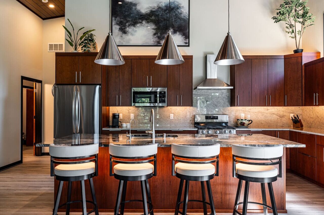 Køleskab, mikrobølgeovn, ovn, kogeplade