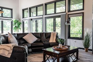 Fernseher, Kamin, Stereoanlage