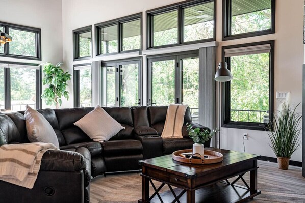 Télévision, cheminée, chaîne hi-fi