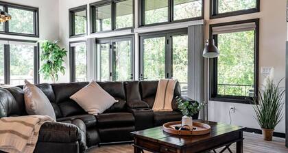 Spacious Modern Build, 4 BD/4 BA, Near Downtown and Hwy