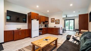 TV, fireplace, stereo