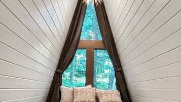 1 bedroom, desk, WiFi, bed sheets