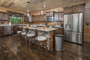Fridge, microwave, oven, stovetop - New Cabin/Private Pickleball Court/Hot Tub/Firepit/Foosball/Fireplace/Families (Broken Bow)
