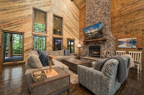 Smart TV, fireplace, table football, books - New Cabin/Private Pickleball Court/Hot Tub/Firepit/Fireplace/Families/Foosball (Broken Bow)