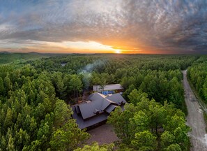 Exterior - New Cabin/Private Pickleball Court/Hot Tub/Firepit/Foosball/Fireplace/Families (Broken Bow)