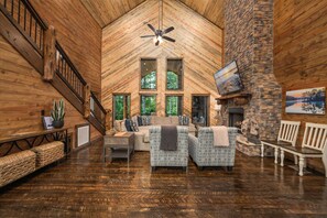 Smart TV, fireplace, table football, books - New Cabin/Private Pickleball Court/Hot Tub/Firepit/Foosball/Fireplace/Families (Broken Bow)