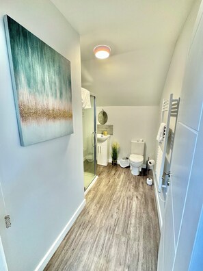 Ducha, secador de pelo, toallas y jabón