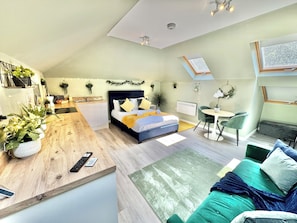 Interior - Luxe Chic Retreat - Tropical Vibes - Minutes Walk to Town and Beach - Sleeps 3 (Bournemouth)