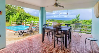 Mountain Top Hideaway, Pool & Stunning views