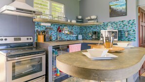 Una cucina con fornelli, forno ed elettrodomestici moderni.