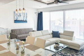 公寓, 2 间卧室 | 起居区 | 32-英寸智能电视（配备数码频道）