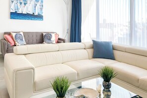 公寓, 2 间卧室 | 起居区 | 32-英寸智能电视（配备数码频道）