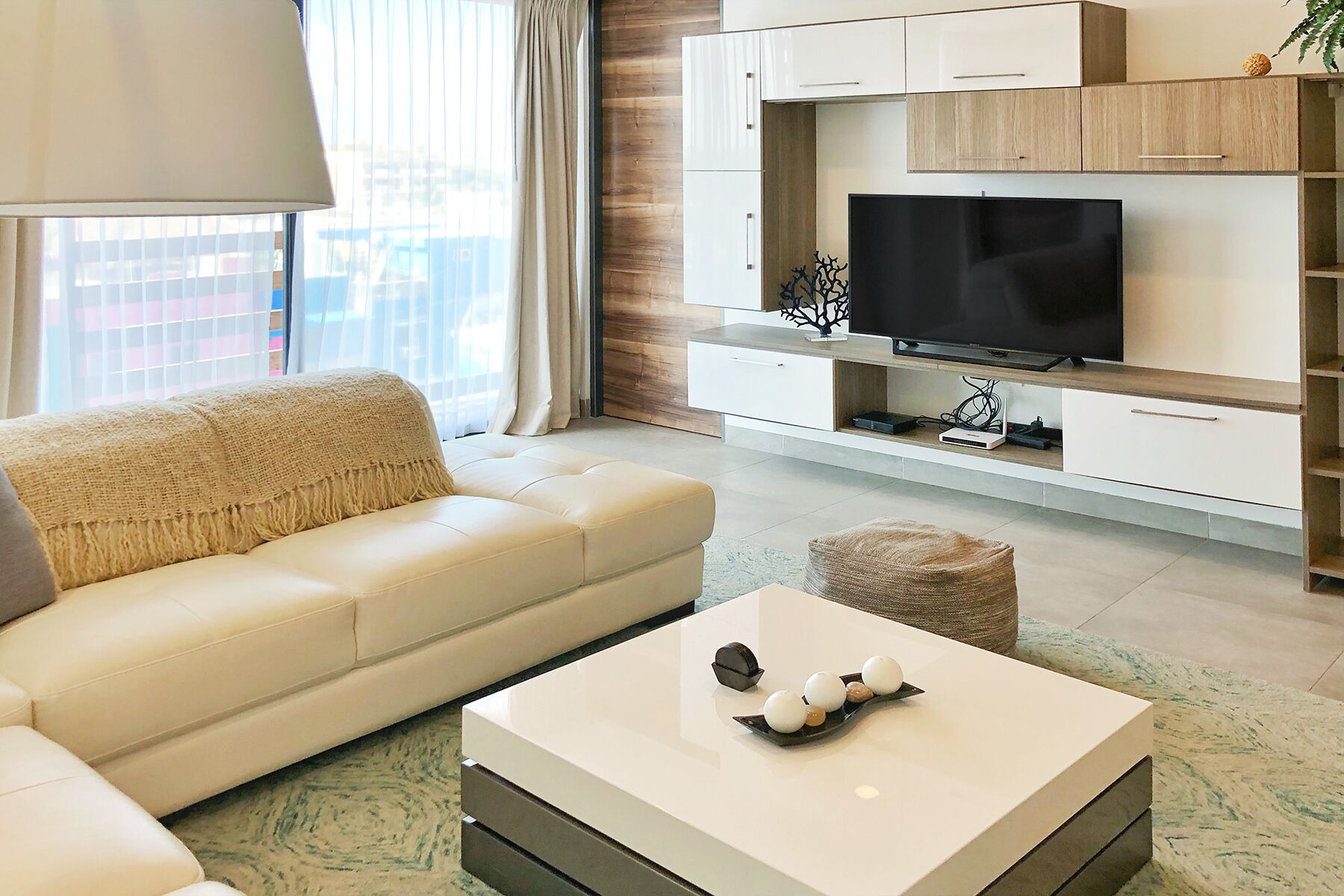 Departamento, varias camas | Área de sala de estar | Smart TV de 32 pulgadas con canales digitales 