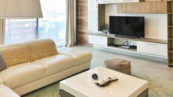 Departamento, varias camas | Área de sala de estar | Smart TV de 32 pulgadas con canales digitales