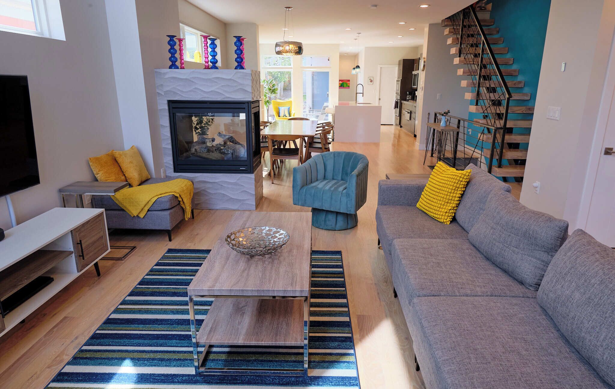 Smart-TV, peis, DVD-spiller og bøker