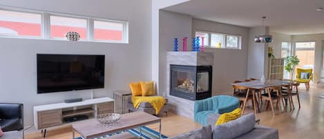 Smart-TV, Kamin, DVD-Player, Bücher