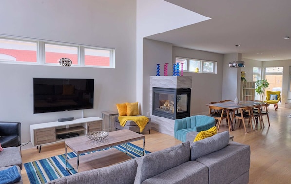 TV connectée, cheminée, lecteur de DVD, livres