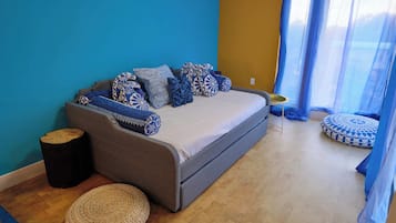 5 bedrooms, desk, iron/ironing board, WiFi