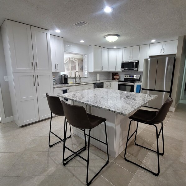 Fridge, microwave, oven, stovetop - Waterfront gulf access retreat in coveted SW cape. Bring your boat! (Cape Coral)