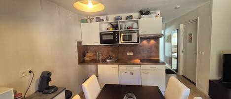 Kühlschrank, Mikrowelle, Ofen, Geschirrspüler