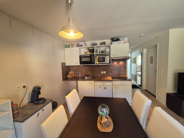 Een koelkast, een microgolfoven, een oven, een vaatwasser